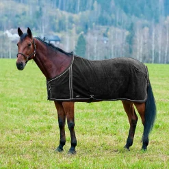 Abschwitzdecke aus Fleece mit Gewebefütterung.