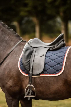 Amory Dressurschabracke mit Monogrammbestickung