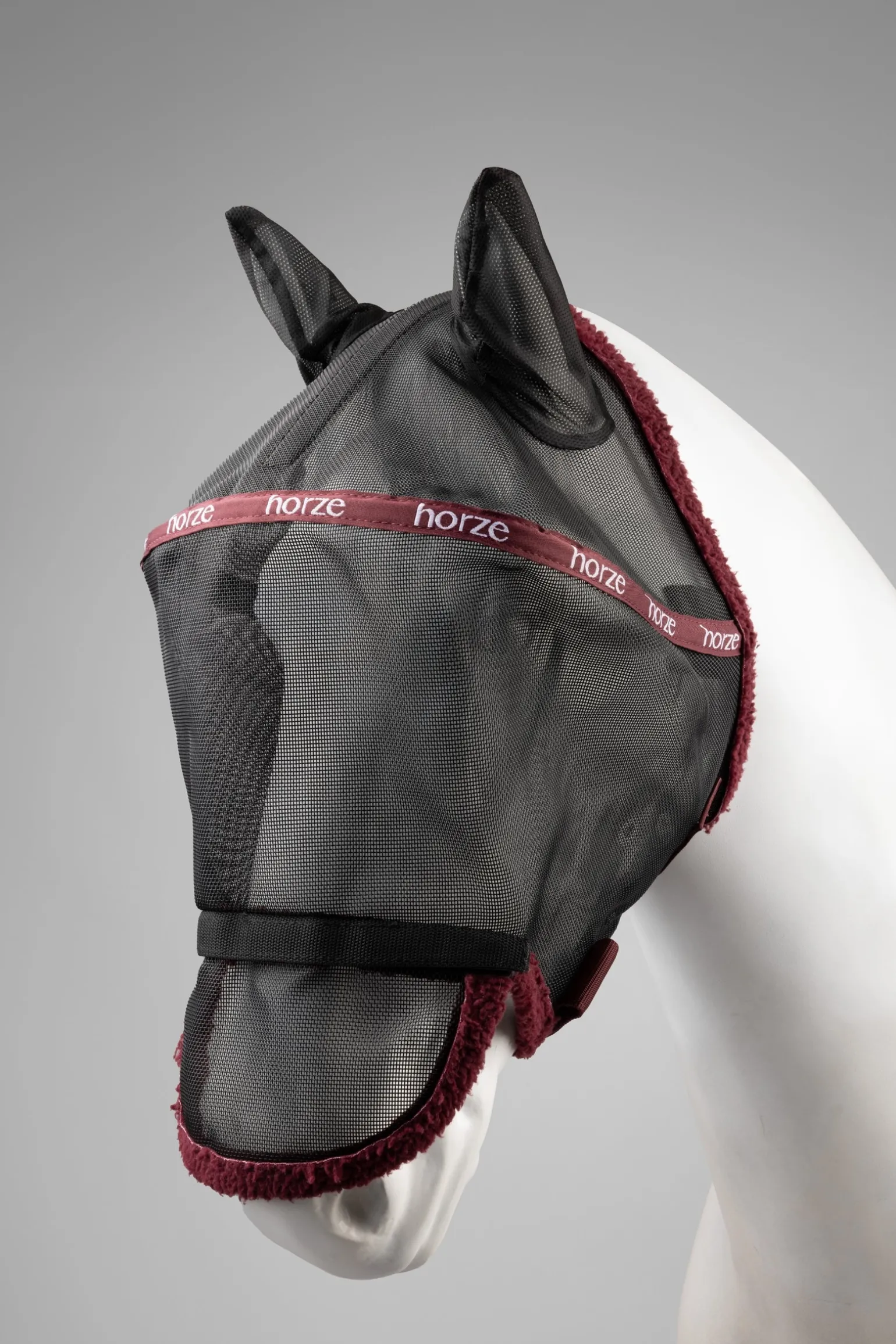 ausgestellte Fliegenmaske