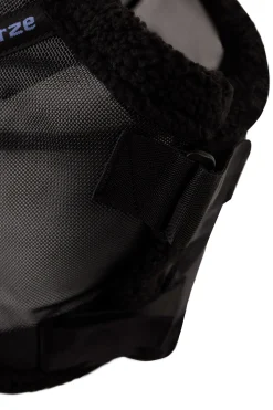 ausgestellte Fliegenmaske