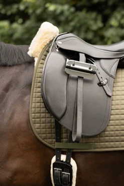 Lammfell-Satteldecke mit Innentaschen