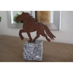 Pferd aus Stahl mit Granitstein