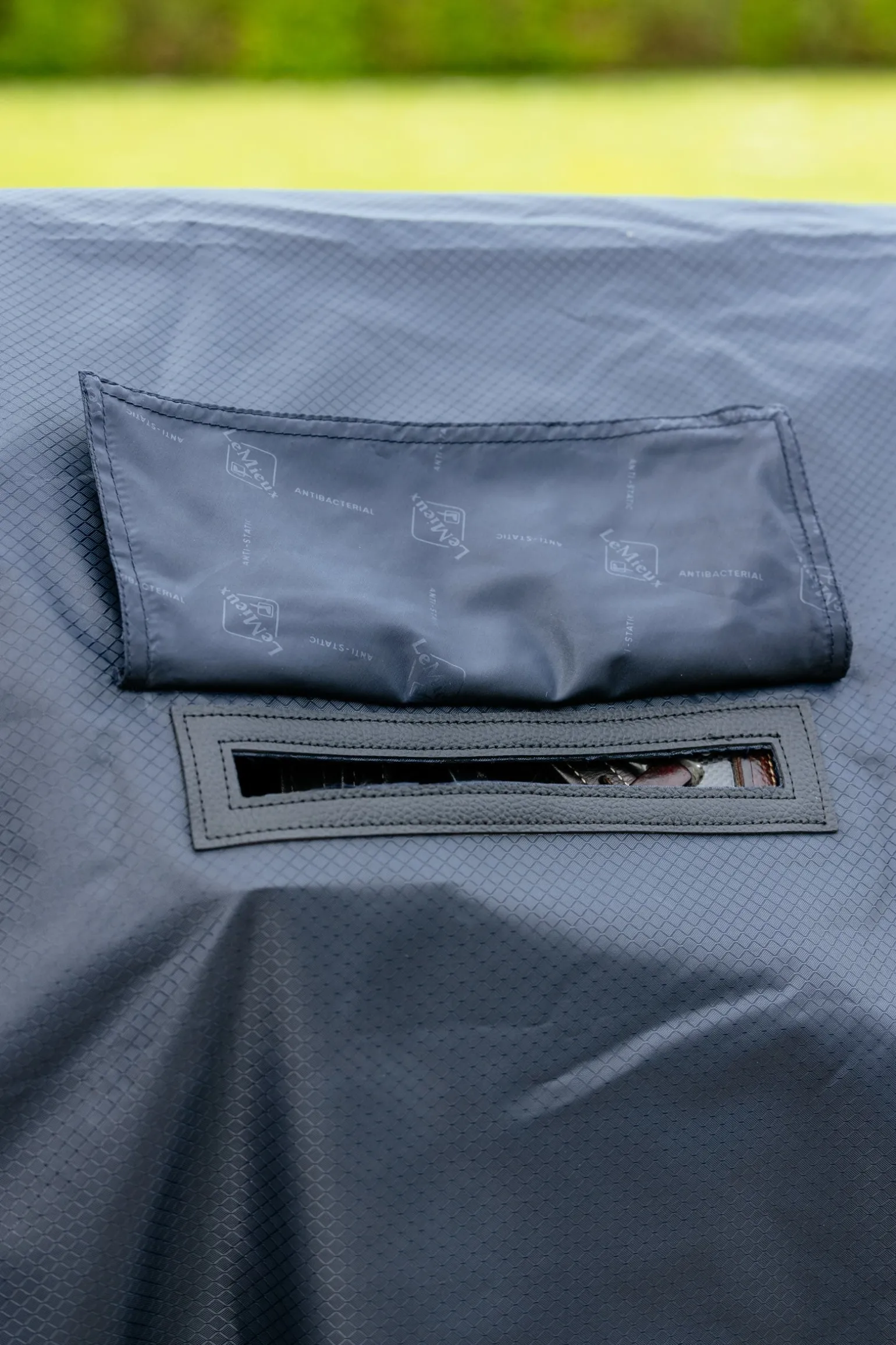 Regen-Reitdecke mit festem Halsteil