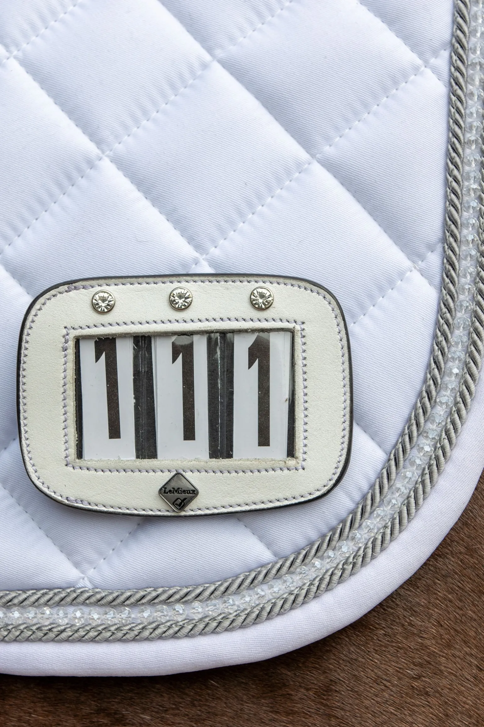 Startnummernhalter für den Sattel mit Glitzersteinen